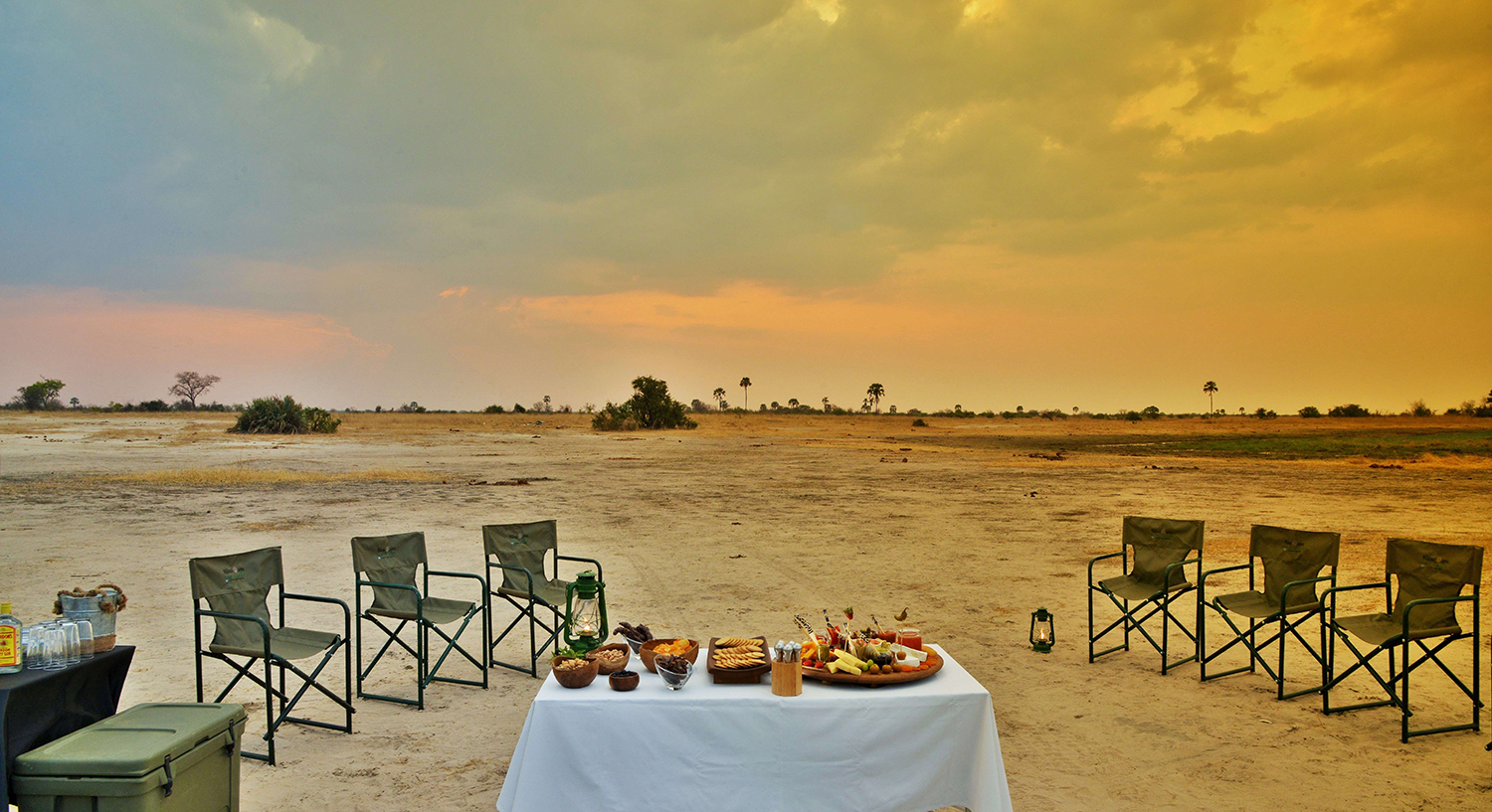 Sunset sundowners at the Kazuma pan